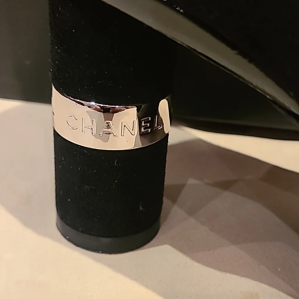 CHANEL black suede pumps with chrome and patent leather details. Size 40 - Picture 3 of 16